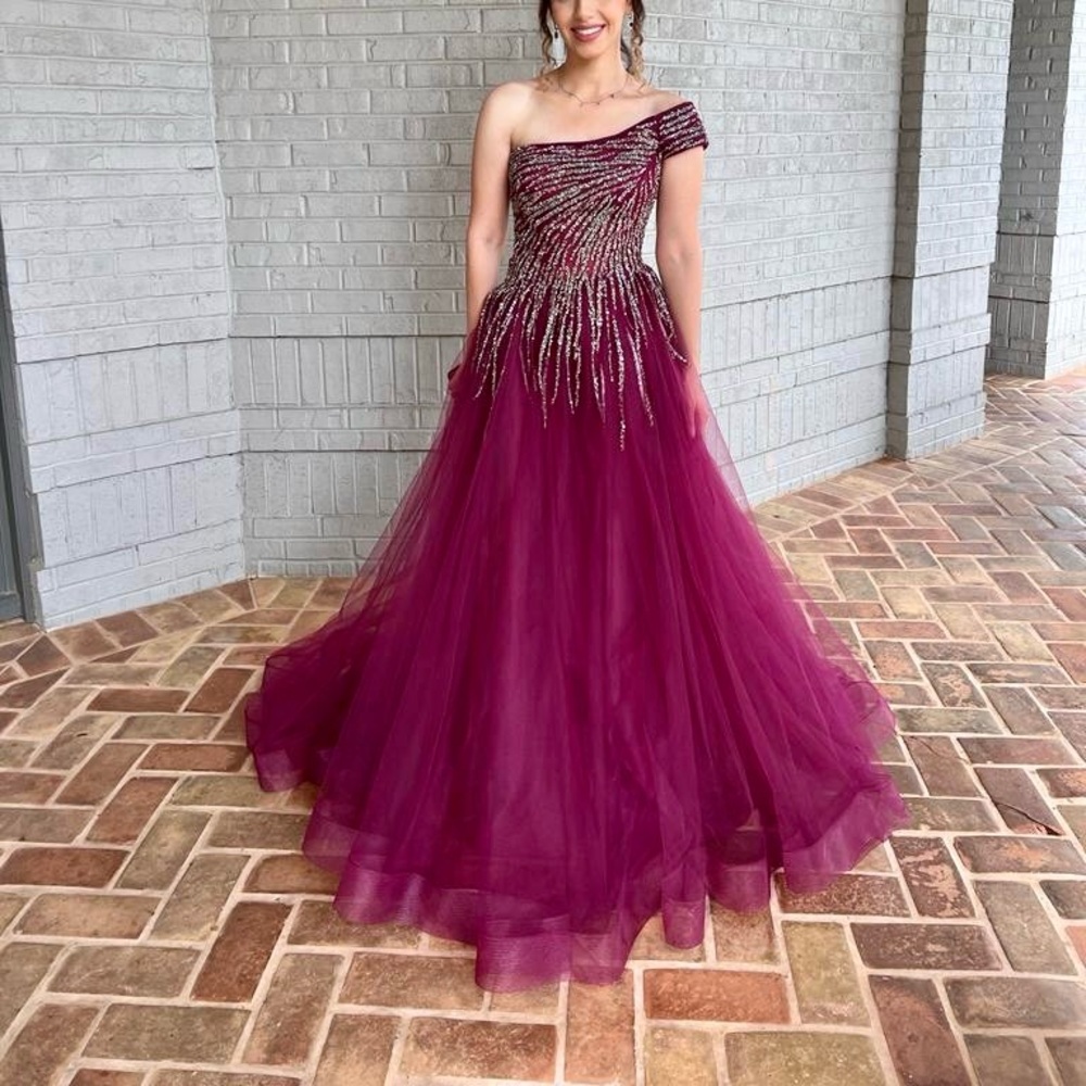 Elegant One-Shoulder Burgundy Evening Gown